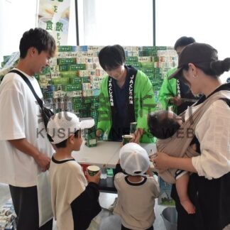 牛乳のおいしさをＰＲ　釧路丹頂農協青年部、恋問館で無料試飲【白糠町】(2025-10-06)