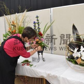 趣向凝らした秋の作品並ぶ　華道監晃流いけばな展【釧路市】(2025-10-07)