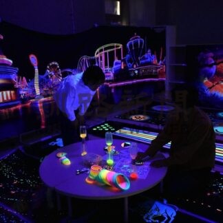 ブラックライトで光る空間　笑顔や交流生まれる拠点に、旧幌呂小校舎を活用【鶴居村】(2025-10-09)