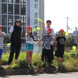 児童ら交通安全呼び掛け　白糠の国道で「旗の波作戦」【白糠町】(2025-10-09)