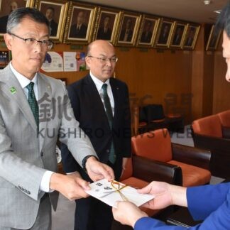 東釧路駅駐輪場に防犯灯２点設置　釧路ロータリークラブ寄贈【釧路市】(2025-10-11)