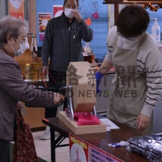 恒例のタマネギ販売人気　駅西都ＳＡＬＥにぎわう【釧路市】(2025-10-11)