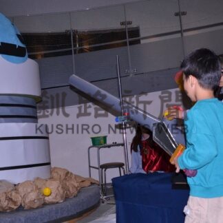 ゲームでワクワク「楽しい」　こども遊学館「遊びんピック」にぎわう【釧路市】(2025-10-12)