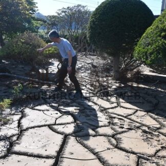 茶路地区、土砂流入で被害　白糠で線状降水帯、高田さん清掃活動感謝【白糠町】_1(2025-10-13)