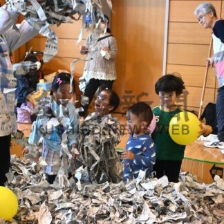 新聞プール楽しい！　釧路で子育て応援フェス　催しさまざま、３２００人超来場【釧路市】(2025-10-15)