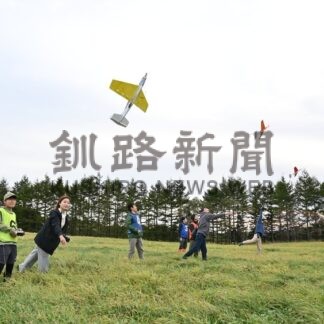 ラジコン機飛んだ　標津で飛行機フェス、子供ら製作し操縦【標津町】(2025-10-15)