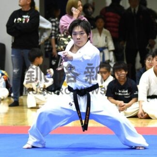 石原、型（黒・茶帯）４連覇　組手（一般男子）で佐藤も　全道空手　(2025-10-16)