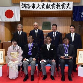 故近藤氏、島本氏を祝福　市民貢献賞の授賞式【釧路市】(2025-10-16)