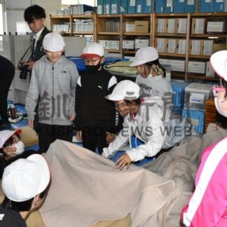 児童ら段ボールベッド体験　弟子屈小で防災教室【弟子屈町】(2025-10-19)