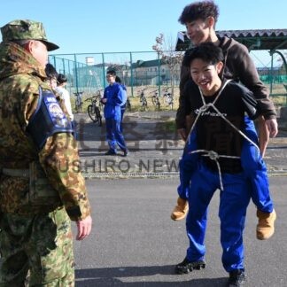 ロープ使い負傷者搬送　東高で１日防災学校【釧路町】(2025-10-21)