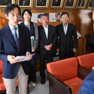 独自調査報告書、市に渡す　猛禽類医学研代表　太陽光発電建設で【釧路市】(2025-10-21)