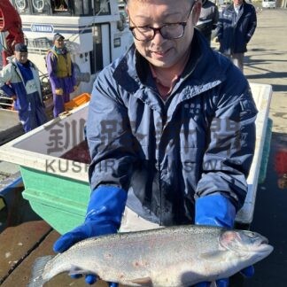 養殖トラウトサーモン４１６匹　今季初水揚げ【根室市】(2025-10-22)