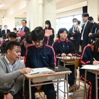 算数・数学科 在り方学ぶ　釧路春採、幣舞中でマイスターが授業公開【釧路市】(2025-10-22)