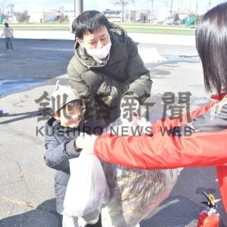 落ち葉拾い焼き芋堪能　親子らイベント楽しむ【釧路市】(2025-10-23)