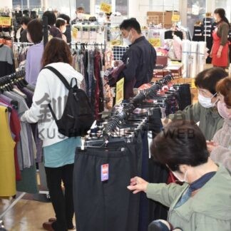 地域住民笑顔で買い物　きりんやが音別で移動販売【釧路市】(2025-10-24)