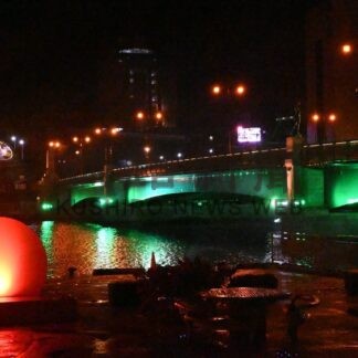 幣舞橋緑色にライトアップ　臓器移植普及推進へ、道の医療財団啓発活動【釧路市】(2025-10-24)