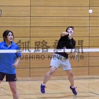 ネット挟み楽しくラリー　バドミントン防火杯レディース選手権【釧路市】(2025-10-27)