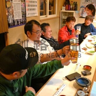 ほろ酔い気分夜の町巡る　はしご酒、参加者１１０人交流楽しむ【標津町】(2025-11-01)