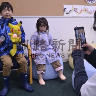 縫いぐるみと記念撮影　としょかんフェスタにぎわう【釧路市】(2025-11-02)