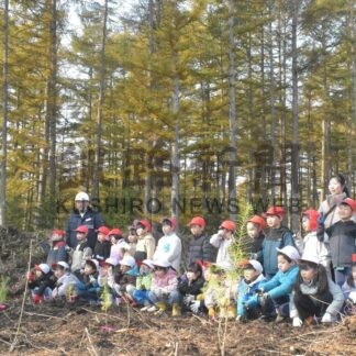 格子状防風林の役割学ぶ　第２ひかり幼稚園児が植樹【中標津町】(2025-11-04)