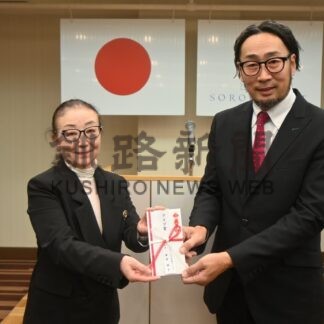 柳町公園を札幌大通公園みたいにする会　筧代表にクラブ賞贈呈　釧路アミティ【釧路市】(2025-11-04)