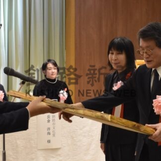 長倉さんに文化賞授与　市、髙橋さんに奨励賞【釧路市】_1(2025-11-04)