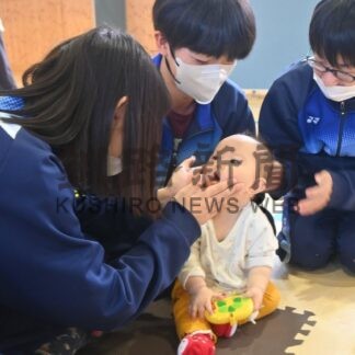 生徒ら赤ちゃんと触れ合う　釧路大楽毛中、命の大切さなど学ぶ【釧路市】(2025-11-04)