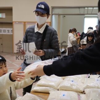 出来たて料理に笑顔　こども食堂にぎわう【根室市】(2025-11-06)