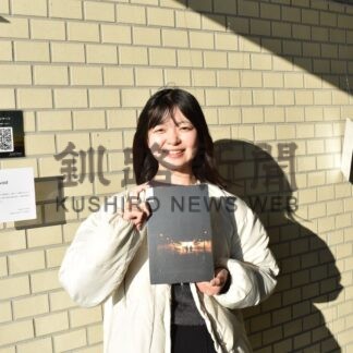幣舞橋地下道で水辺写真展示　江南高出身札幌市立大・大友さん　感想基に研究深める【釧路市】(2025-11-06)