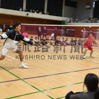 小中高生 上達のこつ学ぶ　バドミントン元世界王者、桃田選手が実技指導【白糠町】(2025-11-09)