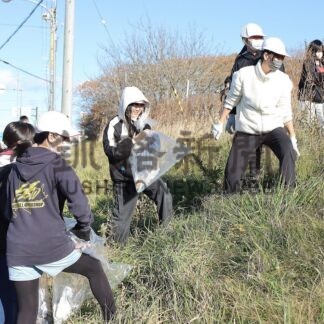 「ごみ　持ち帰って捨てて」　北斗小６年生、学校周辺清掃【根室市】(2025-11-12)
