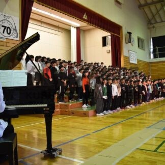 一緒に作った思い出の曲　木原さんと大楽毛小児童、学習発表会で披露【釧路市】(2025-11-12)