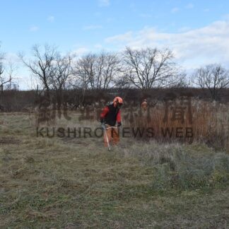 クマ侵入防止へ草刈り　出没相次ぎ緩衝帯整備、日中以外の散歩控えて【標茶町】(2025-11-13)