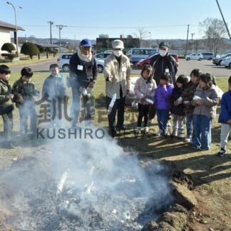 焼き芋「甘くておいしい」　園児も秋の味覚堪能【標茶町】(2025-11-13)