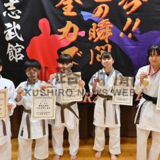 石川（釧愛国５年）、香田選手（釧美原６年）Ｖ　空手道・小学生道選抜大会　地元勢が全道で躍動【釧路市】(2025-11-16)
