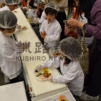 食べる大切さ学ぶ　イベントで親子連れが体験【釧路市】(2025-11-16)