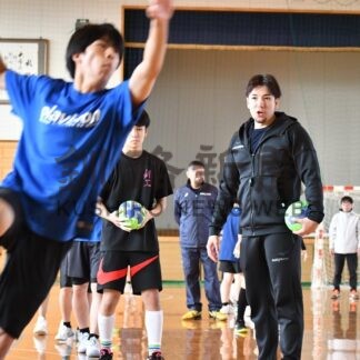 小中高生らの技術向上　豊田合成の選手招き、ハンドボール講習会【釧路市】(2025-11-16)