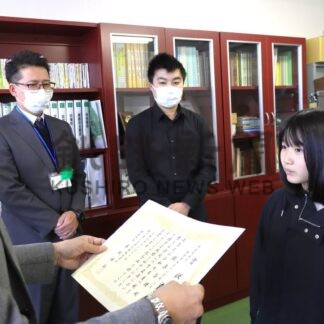 佐原さん（北斗小６年）根室市長賞　税に関する書道【根室市】(2025-11-18)