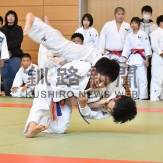 太平洋武徳館（小学４年以下の部）優勝　釧路で柔道大会、小中高生が熱戦(2025-11-18)