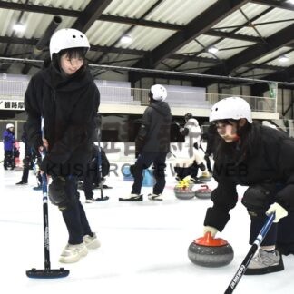 初挑戦、悪戦苦闘も笑顔　釧江南高生、カーリング体験【釧路市】(2025-11-19)