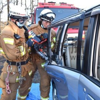 実際の車両使用し交通事故救助訓練　釧路市西消防署【釧路市】(2025-11-19)