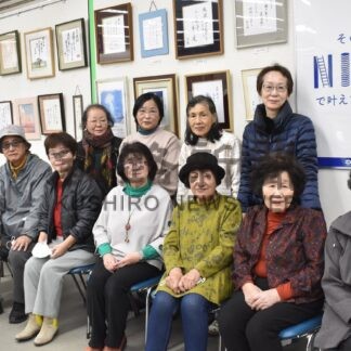 趣向凝らした力作並ぶ　北洋銀で釧路歌人会が色紙展【釧路市】(2025-11-19)