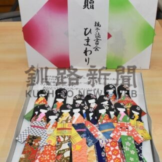 図書館に千代紙人形しおり１００枚を寄贈　親子読書会「ひまわり」【根室市】(2025-11-19)