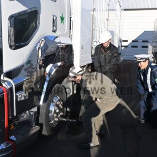 タイヤ脱落事故防止へ　釧路署、運送業者敷地内で啓発【釧路市】(2025-11-20)