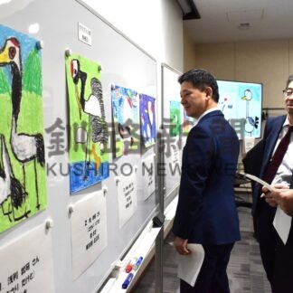 小野寺歩乃芽ちゃん 釧路新聞社賞　道内外から応募１７５点　こども鶴の絵コン審査委【釧路市】(2025-11-22)