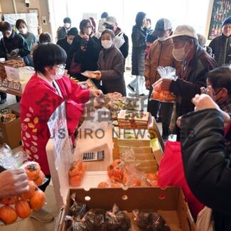 村山市の特産品求めにぎわう　味覚市【厚岸町】(2025-11-23)