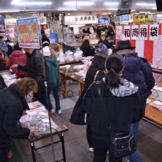 マルトク袋に列　和商、師走商戦へ【釧路市】(2025-11-23)