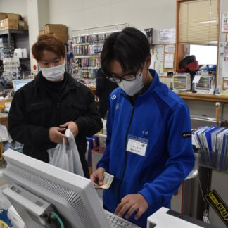 ガラス切りやレジ打ち体験　光洋、柏陵中生が職場学習【根室市】(2025-11-25)