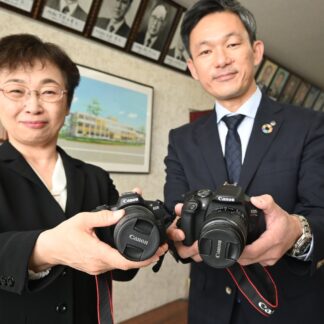 一眼レフカメラ役立てて　遠矢中に２台寄贈　北陸銀行奨学助成財団【釧路町】(2025-11-26)