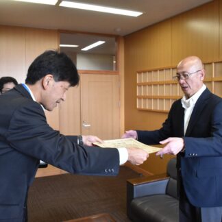 租税教育推進で歯舞学園を表彰　根室税務署【根室市】(2025-11-26)